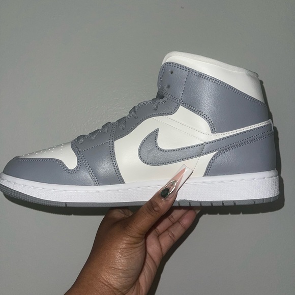 Women’s air Jordan 1 mid size: 11.5 - Picture 2 of 4